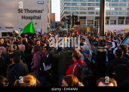 London, UK. 7. März 2015. Anschluss an das Klima durch London, maskierten Anarchisten und Umweltaktivisten Zusammenstoß mit der Polizei nach einem abtrünnigen Protest gegen Shell-Haus. Bild: Dutzende von Demonstranten und Polizisten Zusammenstoß am Westminster Bridge. Bildnachweis: Paul Davey/Alamy Live-Nachrichten Stockfoto