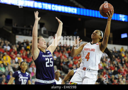 Hoffman Estates, IL, USA. 7. März 2015. Maryland Terrapins Wache Lexie Brown (4) für eine Aufnahme in Schriftart der Northwestern Wildcats steigt bewachen Maggie Lyon (25) in der ersten Hälfte während der 2015 große zehn Frauen Basketball-Turnier Spiel zwischen Maryland Terrapins und die Northwestern Wildcats im Sears Centre in Hoffman Estates, IL. Patrick Gorski/CSM/Alamy Live-Nachrichten Stockfoto