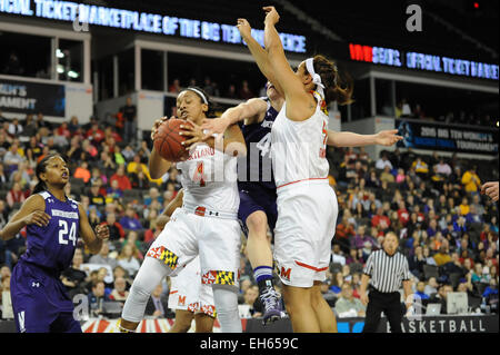 Hoffman Estates, IL, USA. 7. März 2015. Northwestern Wildcats Wache Karly Roser (42) in für einen Rebound erreicht, während Maryland Terrapins Lexie Brown (4) Wache hält den Ball in der ersten Hälfte während der 2015 große zehn Frauen Basketball-Turnier Spiel zwischen Maryland Terrapins und die Northwestern Wildcats im Sears Centre in Hoffman Estates, IL. Patrick Gorski/CSM/Alamy Live-Nachrichten Stockfoto