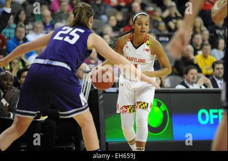 Hoffman Estates, IL, USA. 7. März 2015. Maryland Terrapins Wache Lexie Brown (4) steuert den Ball vor Northwestern Wildcats Wache Maggie Lyon (25) in der ersten Hälfte während der 2015 große zehn Frauen Basketball-Turnier Spiel zwischen Maryland Terrapins und die Northwestern Wildcats im Sears Centre in Hoffman Estates, IL. Patrick Gorski/CSM/Alamy Live-Nachrichten Stockfoto