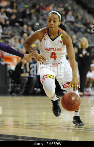 Hoffman Estates, IL, USA. 7. März 2015. Maryland Terrapins Wache Lexie Brown (4) steuert den Ball vorbei Northwestern Wildcats Wache Ashley Deary (3) in der ersten Hälfte während der 2015 große zehn Frauen Basketball-Turnier Spiel zwischen Maryland Terrapins und die Northwestern Wildcats im Sears Centre in Hoffman Estates, IL. Patrick Gorski/CSM/Alamy Live-Nachrichten Stockfoto