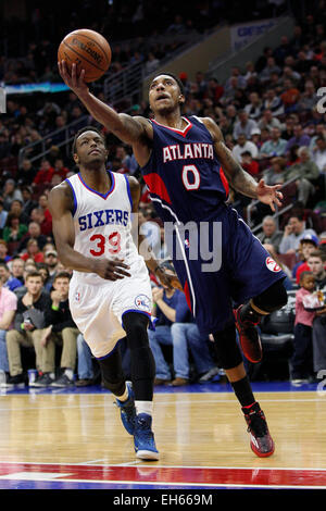 Philadelphia, Pennsylvania, USA. 7. März 2015. Atlanta Hawks hüten Jeff Teague (0) Laufwerke in den Korb mit Philadelphia 76ers Jerami Grant (39) weiterleiten von ihm während der NBA-Spiel zwischen den Atlanta Hawks und die Philadelphia 76ers im Wells Fargo Center in Philadelphia, Pennsylvania. © Csm/Alamy Live News Bildnachweis: Cal Sport Media/Alamy Live News Stockfoto