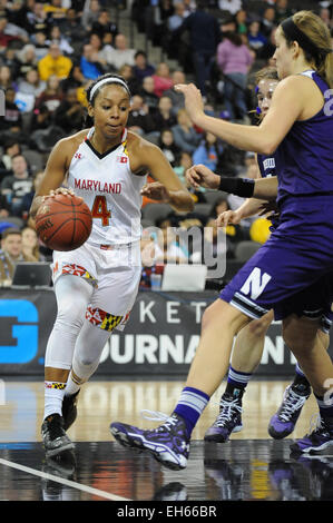 Hoffman Estates, IL, USA. 7. März 2015. Maryland Terrapins bewachen Lexie Brown (4) Laufwerke unter dem Korb in der zweiten Hälfte während die 2015 große zehn Frauen Basketball-Turnier Spiel zwischen Maryland Terrapins und die Northwestern Wildcats im Sears Centre in Hoffman Estates, IL. Patrick Gorski/CSM/Alamy Live-Nachrichten Stockfoto