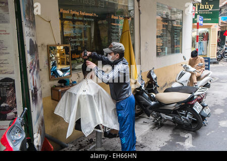 Kerl, Haarschnitt von einem auf der Straße, Friseur, Basic, Einrichten, Friseur, Salon, in Han Noi, Hanoi, Vietnam, Asien, Asiatisch, Stockfoto