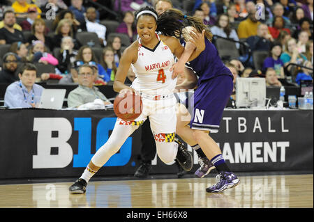 Hoffman Estates, IL, USA. 7. März 2015. Maryland Terrapins Wache Lexie Brown (4) steuert den Ball vor Northwestern Wildcats Wache Karly Roser (42) in der zweiten Hälfte während der 2015 große zehn Frauen Basketball-Turnier Spiel zwischen Maryland Terrapins und die Northwestern Wildcats im Sears Centre in Hoffman Estates, IL. Patrick Gorski/CSM/Alamy Live-Nachrichten Stockfoto