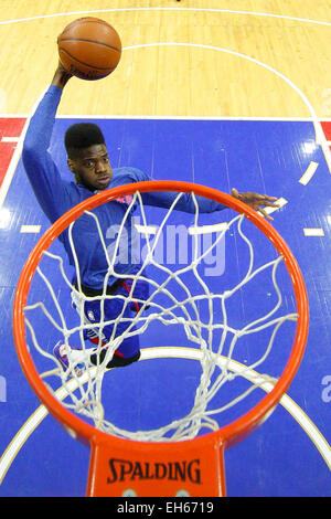 Philadelphia, Pennsylvania, USA. 7. März 2015.  Philadelphia 76ers Zentrum steigt Judy Noel (4) für die Aufnahme während der Warm-ups vor dem NBA-Spiel zwischen den Atlanta Hawks und die Philadelphia 76ers im Wells Fargo Center in Philadelphia, Pennsylvania. Die Philadelphia 76ers gewann 92-84. Bildnachweis: Cal Sport Media/Alamy Live-Nachrichten Stockfoto