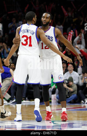 Philadelphia, Pennsylvania, USA. 7. März 2015.  Philadelphia 76ers weiterleiten Luc Richard Mbah ein Mouté (12) feiert seine drei Zeiger mit Guard Hollis Thompson (31) während der NBA-Spiel zwischen den Atlanta Hawks und die Philadelphia 76ers im Wells Fargo Center in Philadelphia, Pennsylvania. Die Philadelphia 76ers gewann 92-84. Bildnachweis: Cal Sport Media/Alamy Live-Nachrichten Stockfoto