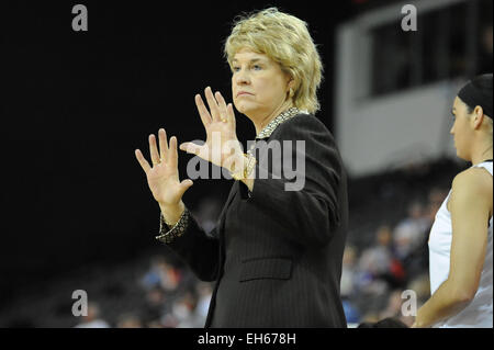 Hoffman Estates, IL, USA. 7. März 2015. Iowa Hawkeyes Cheftrainer Lisa Bluder leitet ihr Team in der ersten Hälfte während der 2015 große zehn Frauen Basketball-Turnier Spiel zwischen die Iowa Hawkeyes und die Ohio State Buckeyes im Sears Centre in Hoffman Estates, IL. Patrick Gorski/CSM/Alamy Live-Nachrichten Stockfoto