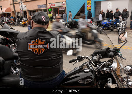 Eine Leder verkleidet Biker sitzt auf seiner Harley Davidson Motorrad beobachten die Parade der Fahrer während der 74. jährliche Daytona Bike Week 7. März 2015 in Daytona Beach, Florida. Stockfoto