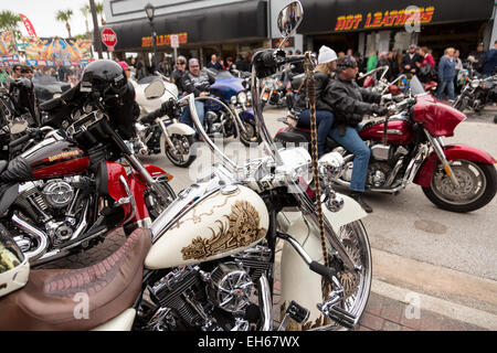 Leder gekleidete Biker Talfahrt Hauptstraße vorbei an bemalten Harley-Davidson Custombikes während der 74. jährliche Daytona Bike Week 7. März 2015 in Daytona Beach, Florida. Stockfoto