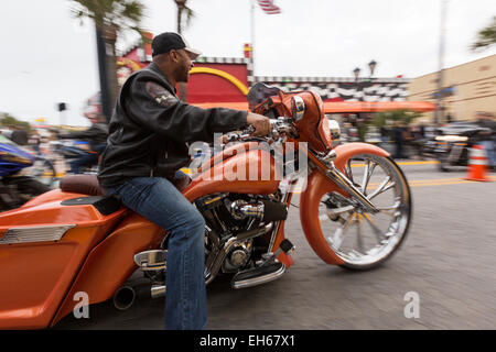 Leder gekleidete Biker Fahrt auf Main Street während der 74. jährliche Daytona Bike Week 7. März 2015 in Daytona Beach, Florida. Stockfoto