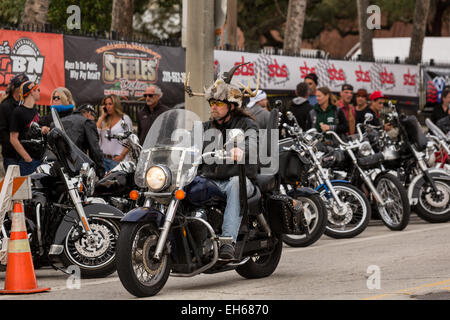 Ein Biker tragen Hörner auf seinem Helm Kreuzfahrten Main Street während der 74. jährliche Daytona Bike Week 7. März 2015 in Daytona Beach, Florida. Stockfoto