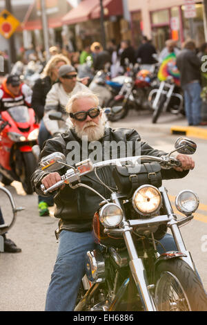 Biker fahren Sie entlang der Hauptstraße während der 74. jährliche Daytona Bike Week 7. März 2015 in Daytona Beach, Florida. Stockfoto