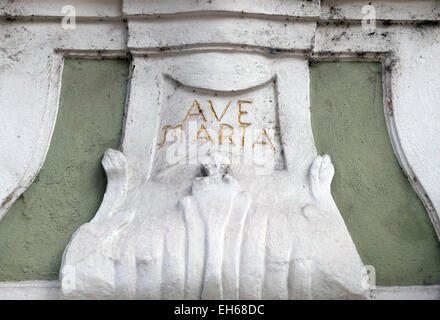 Ave Maria-Monogramm auf der Fassade des Hauses in Graz, Steiermark, Österreich am 10. Januar 2015. Stockfoto