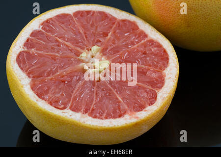 Gelb und pink Grapefruit bereit, gegessen zu werden Stockfoto