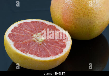 Gelb und pink Grapefruit bereit, gegessen zu werden Stockfoto