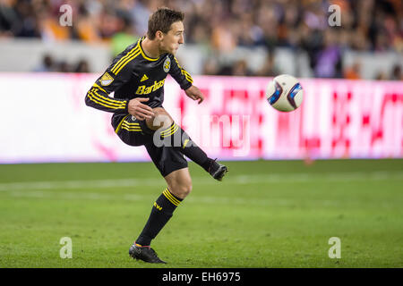 Houston, Texas, USA. 7. März 2015. Columbus Crew Mittelfeldspieler Ethan Finlay (13) steuert den Ball bei einem MLS-Spiel zwischen Houston Dynamo und die Columbus Crew bei BBVA Compass Stadion in Houston, TX am 7. März 2015. Der Dynamo gewann 1: 0. © Trask Smith/ZUMA Draht/Alamy Live-Nachrichten Stockfoto