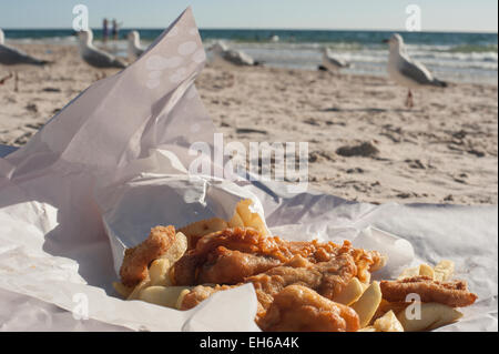 Fish &amp; Chips am Strand in Adelaide, South Australia, mit Möwen und das Meer im Hintergrund. Stockfoto