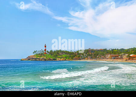 Kerala Provinz Strand in Indien mit einem lebendigen Leuchtturm im Ozean Stockfoto