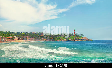 Kerala Provinz Strand in Indien mit einem lebendigen Leuchtturm im Ozean. Kreative Filter beeinflussen Stockfoto