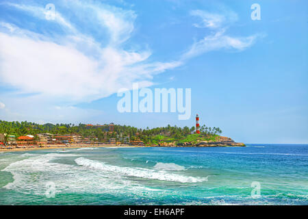 Kerala Provinz Strand in Indien mit einem lebendigen Leuchtturm im Ozean Stockfoto