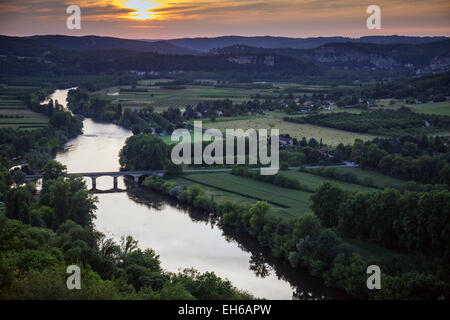 Der Dordogne, Ansicht von Domme bei Sonnenuntergang, Dordogne, Frankreich, Europa Stockfoto