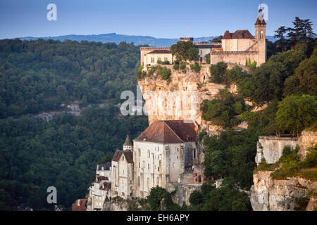 Heißluftballon über dem Tal in Rocamadour in der Dordogne des Midi-Pyrenäen, Frankreich, Europa Stockfoto