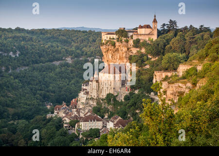 Heißluftballon über dem Tal in Rocamadour in der Dordogne des Midi-Pyrenäen, Frankreich, Europa Stockfoto