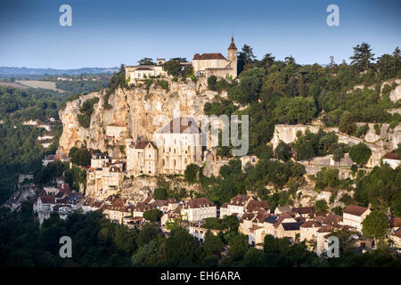 Heißluftballon über dem Tal in Rocamadour in der Dordogne des Midi-Pyrenäen, Frankreich, Europa Stockfoto