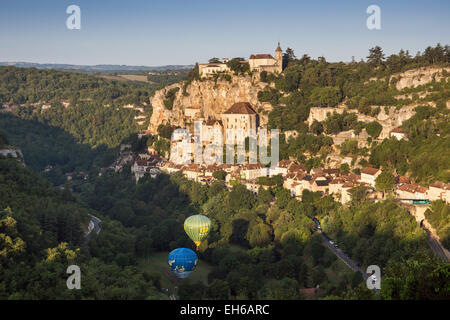 Heißluftballon über dem Tal in Rocamadour in der Dordogne des Midi-Pyrenäen, Frankreich, Europa Stockfoto