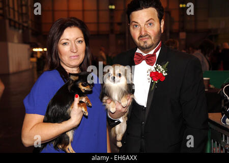 Birmingham, Vereinigtes Königreich. 8. März 2015. Ein paar Kleid zu beeindrucken mit ihren langen Haaren Chihuahuas Agead zeigen am letzten Tag der Crufts in Birmingham, UK. Bildnachweis: Jon Freeman/Alamy Live-Nachrichten Stockfoto