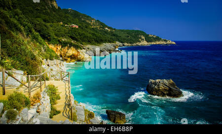 Mylopotamos Strand, Pelion, Griechenland. Es ist in der Nähe von Ort Tsagarada Pilio Halbinsel. Es ist eines der schönsten Strände. Stockfoto