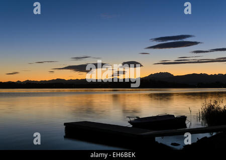 die prächtigen Farben der Dämmerung in einem Sommer Sonnenuntergang auf den Lago di Varese Stockfoto
