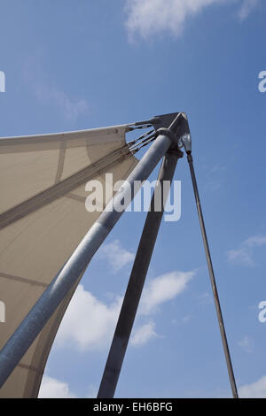 Festzelt Zelt gegen den blauen Himmel. Schuss aus Aabenraa, Dänemark Stockfoto