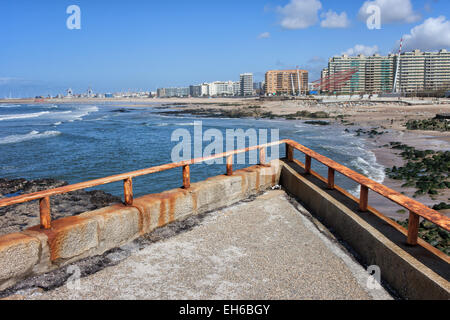 Skyline von Matosinhos in Portugal, Blick von Terrasse an den Atlantischen Ozean. Stockfoto