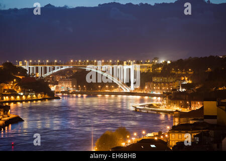 Arrabida Brücke in der Nacht über den Douro River, zwischen den Städten Porto und Gaia in Portugal. Stockfoto