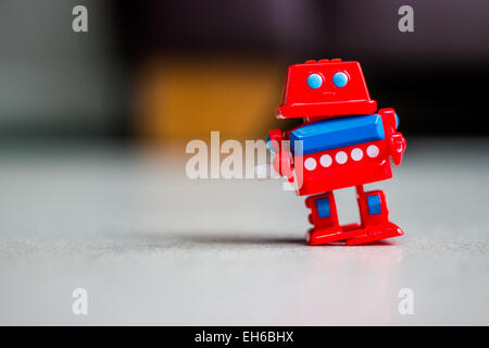 Roter aufziehbarer Spielzeugroboter Stockfoto