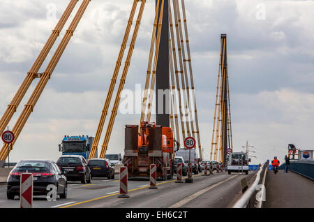 A40-Autobahnbrücke über den Rhein Risse Duisburg, Stahl Schrägseilbrücke, mit bedeutenden Brücke Schäden im Strahl Stockfoto