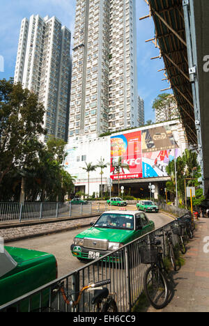 Grüne Taxis und Hochhaus an der Tai Po in Hongkong New Territories Wohn- Stockfoto