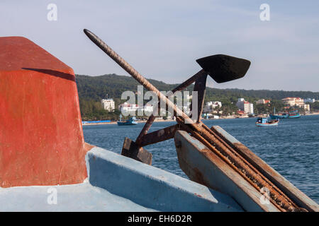 Anchor auf einem Fischerboot, außerhalb der Insel Phu Quoc in Vietnam Stockfoto