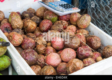 Viel frische Maracujas in einer Box auf einem Markt in Phu Quoc, Vietnam Stockfoto