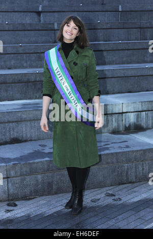 London, UK. 8. März 2015. Gemma Arterton tritt 21. Jahrhundert Suffragetten sowie zwei Nachkommen von Emmeline Pankhurst im März zur Unterstützung internationaler Frauentag bei der Scoop. Bildnachweis: Ferdaus Shamim/ZUMA Draht/Alamy Live-Nachrichten Stockfoto