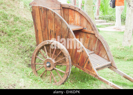 Braun, hölzernen Wagen, auf dem grünen Rasen Stockfoto