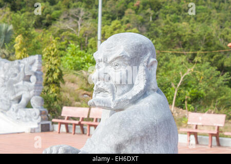 Eine steinerne Statue eines vietnamesischen alten Mannes Stockfoto