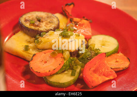 Gegrilltem Gemüse und Obst Teller, voller vegetarisches Essen Stockfoto