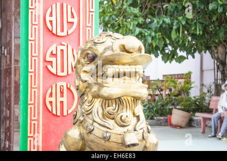 Goldene Drachenstatue, in einem Tempel in Vietnam Stockfoto