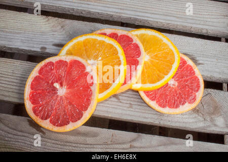 Red blood Traube und gelb orange, auf einer Stonr Platte Stockfoto