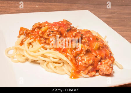 Spagetti Bolognese, auf einem weißen Teller. In der Küche Stockfoto