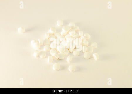 Viele weiße Pille, isoliert auf weiss Stockfoto