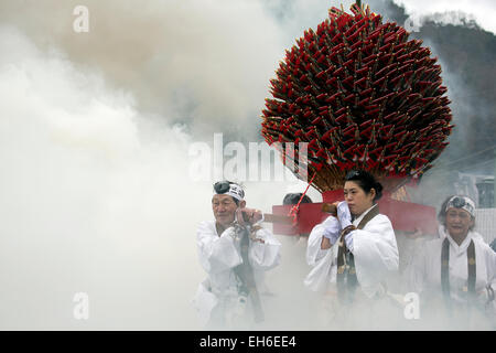 Tokio, Japan. 8. März 2015. Praktiker des Shugendo Religion umgeben den Weg der schwelende Glut und Glücksbringer in Takao-San Yakuo in Yuki-Ji-Tempel, Hachioji-Shi, Tokyo während der "heimlich-Matsuri" tragen. Shugendo Anhänger, auch genannt "Yamabushi" führen Sie Schutz vor Unglück und für eine gute Gesundheit zu erhalten und für den Frieden in der Welt zu beten. Besucher können am Ende der Zeremonie die Vorteile erhalten teilnehmen. Shugendo ist eine einzigartige japanische Religion, die Buddhismus und alten Berg Anbetung mischt. Bildnachweis: Aflo Co. Ltd./Alamy Live-Nachrichten Stockfoto